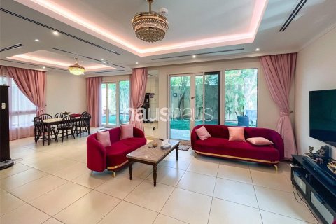 Villa in Al Barsha, Dubai 3 bedrooms, 286 sq.m. № 43974 - photo 4