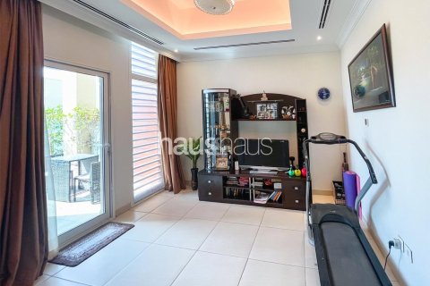 Villa in Al Barsha, Dubai 3 bedrooms, 286 sq.m. № 43974 - photo 11