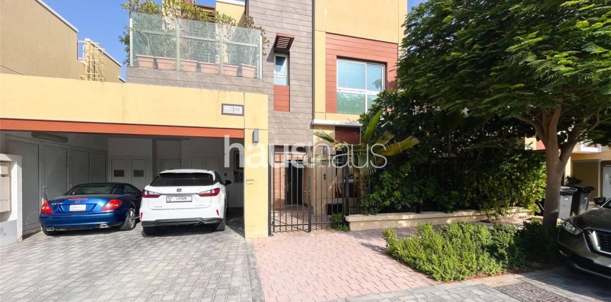 Villa in Al Barsha, Dubai 3 bedrooms, 286 sq.m. № 43974