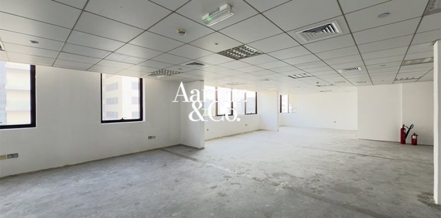 Office in Dubai Investment Park, Dubai 4015 sq.m. № 112327