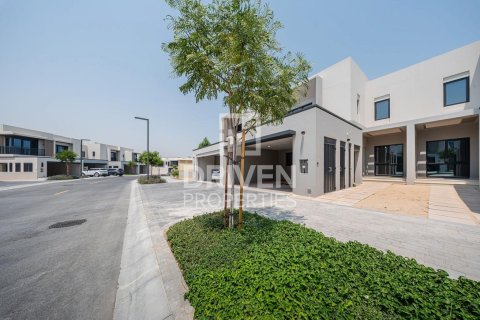 Снять в аренду таунхаус в Джабаль-Али, Дубай: 4 спальни, 252.05м², № 137086 - фото 2
