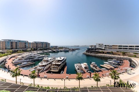 Appartement à Dubai, 2 chambres, 180 m², № 133035