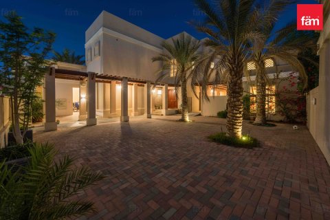 Villa à Dubai, 5 chambres, 608.5 m², № 111265