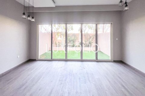 Снять в аренду таунхаус в Al Andalus, Джумейра Гольф Эстейтс, Дубай: 2 спальни, 152м², № 46369 - фото 5