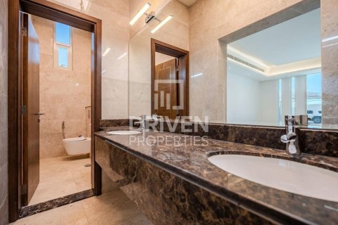Снять в аренду виллу в Nadd Al Sheba, Дубай: 6 спален, 1589.57м², № 128960 - фото 25