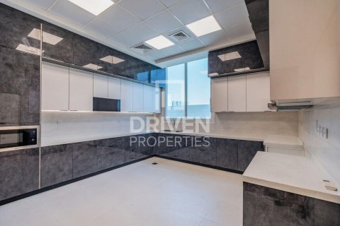 Снять в аренду виллу в Nadd Al Sheba, Дубай: 6 спален, 1589.57м², № 128960 - фото 12