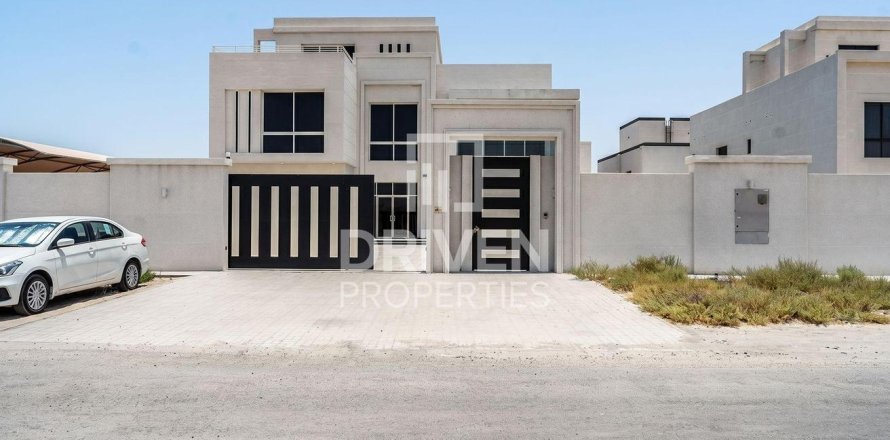 Вилла в Nadd Al Sheba, Дубай, 6 спален, 1589.57м², № 128960