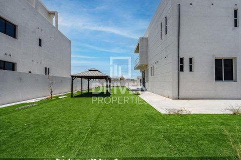 Снять в аренду виллу в Nadd Al Sheba, Дубай: 6 спален, 1589.57м², № 128960 - фото 3