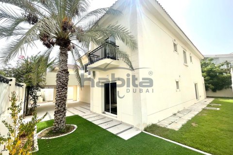Villa in Jumeirah, Dubai 5 bedrooms, 371.1 sq.m. № 7686 - photo 2