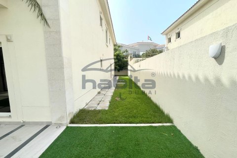 Villa in Jumeirah, Dubai 5 bedrooms, 371.1 sq.m. № 7686 - photo 4