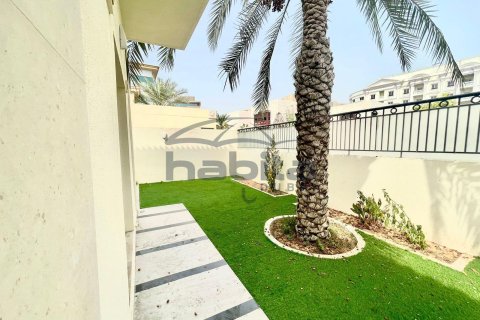 Villa in Jumeirah, Dubai 5 bedrooms, 371.1 sq.m. № 7686 - photo 3