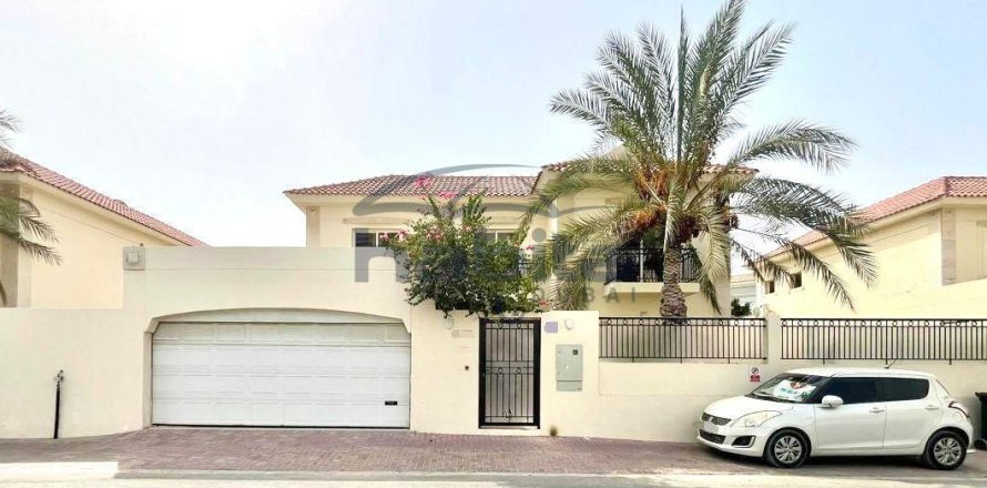Villa in Jumeirah, Dubai 5 bedrooms, 371.1 sq.m. № 7686