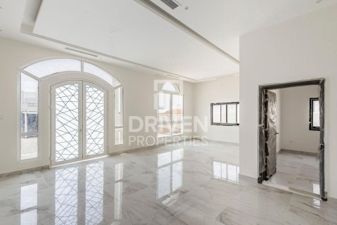 Снять в аренду виллу в Nadd Al Sheba, Дубай: 5 спален, 1360.01м², № 138844 - фото 2