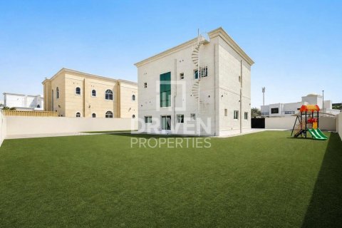 Снять в аренду виллу в Nadd Al Sheba, Дубай: 5 спален, 1360.01м², № 138844 - фото 28