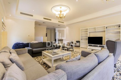 Снять в аренду виллу в The Villa, Дубай: 5 спален, 658.5м², № 136999 - фото 3