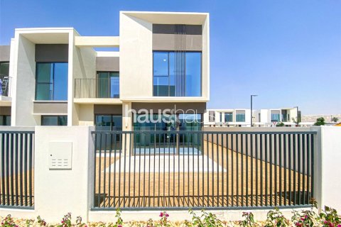 Townhouse in The Valley, Dubai 4 bedrooms, 201 sq.m. № 44229