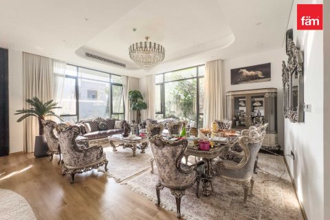 Villa in Dubai 5 bedrooms, 465.1 sq.m. № 71693
