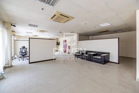 Снять в аренду склад в Джабаль-Али, Дубай: 6856.24м², № 130097 - фото 24