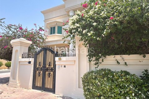 Villa in Umm Suqeim, Dubai 5 bedrooms, 513 sq.m. № 43733 - photo 11