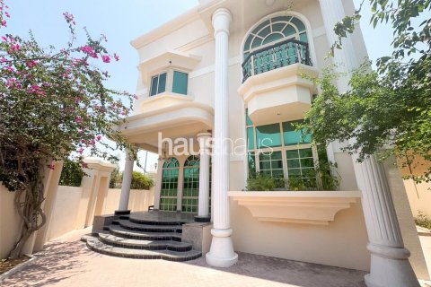 Villa in Umm Suqeim, Dubai 5 bedrooms, 513 sq.m. № 43733