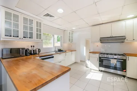 Villa in Meadows, Dubai 5 bedrooms, 353 sq.m. № 71353 - photo 8