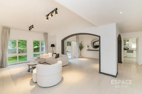 Villa in Meadows, Dubai 5 bedrooms, 353 sq.m. № 71353 - photo 2