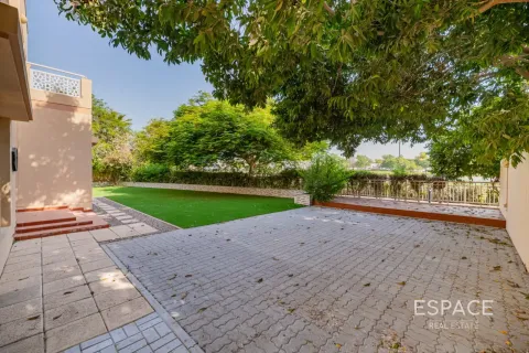 Villa in Meadows, Dubai 5 bedrooms, 353 sq.m. № 71353 - photo 20