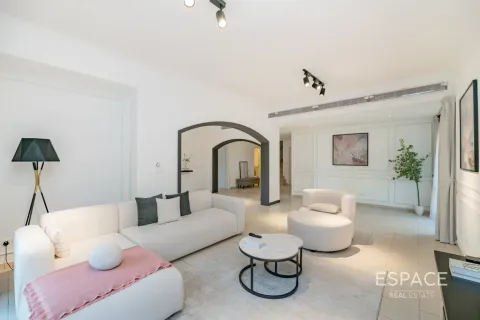 Villa in Meadows, Dubai 5 bedrooms, 353 sq.m. № 71353 - photo 3