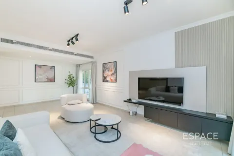 Villa in Meadows, Dubai 5 bedrooms, 353 sq.m. № 71353 - photo 4