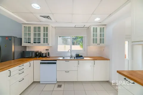 Villa in Meadows, Dubai 5 bedrooms, 353 sq.m. № 71353 - photo 9