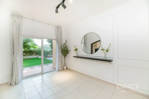 Villa in Meadows, Dubai 5 bedrooms, 353 sq.m. № 71353 - photo 5