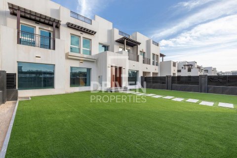 Villa in Al Quoz, Dubai 5 bedrooms, 505.49 sq.m. № 140825 - photo 2