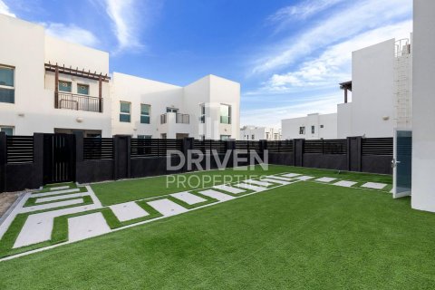 Villa in Al Quoz, Dubai 5 bedrooms, 505.49 sq.m. № 140825 - photo 7