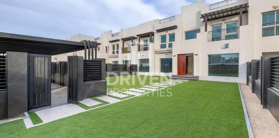 Villa in Al Quoz, Dubai 5 bedrooms, 505.49 sq.m. № 140825