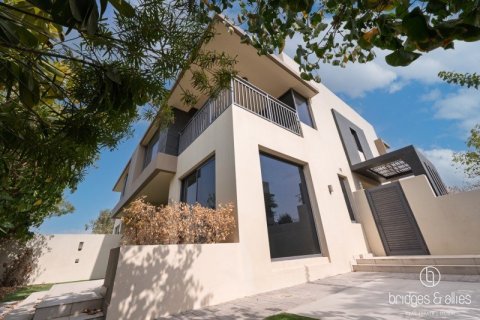 Снять в аренду виллу в Дубай Хилс Эстейт, Дубай: 5 спален, 254м², № 137720 - фото 2