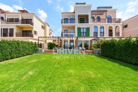 Вилла в Джумейре, Дубай, 5 спален, 624.87м², № 136832