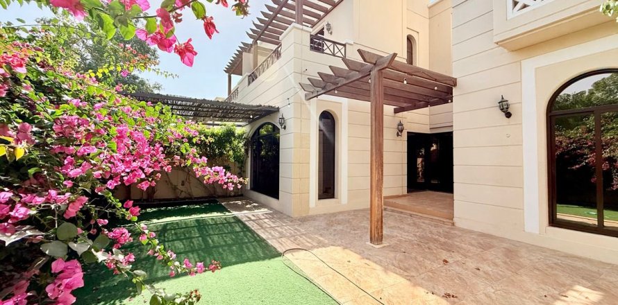 Townhouse in Dubai 4 bedrooms, 297.5 sq.m. № 139146